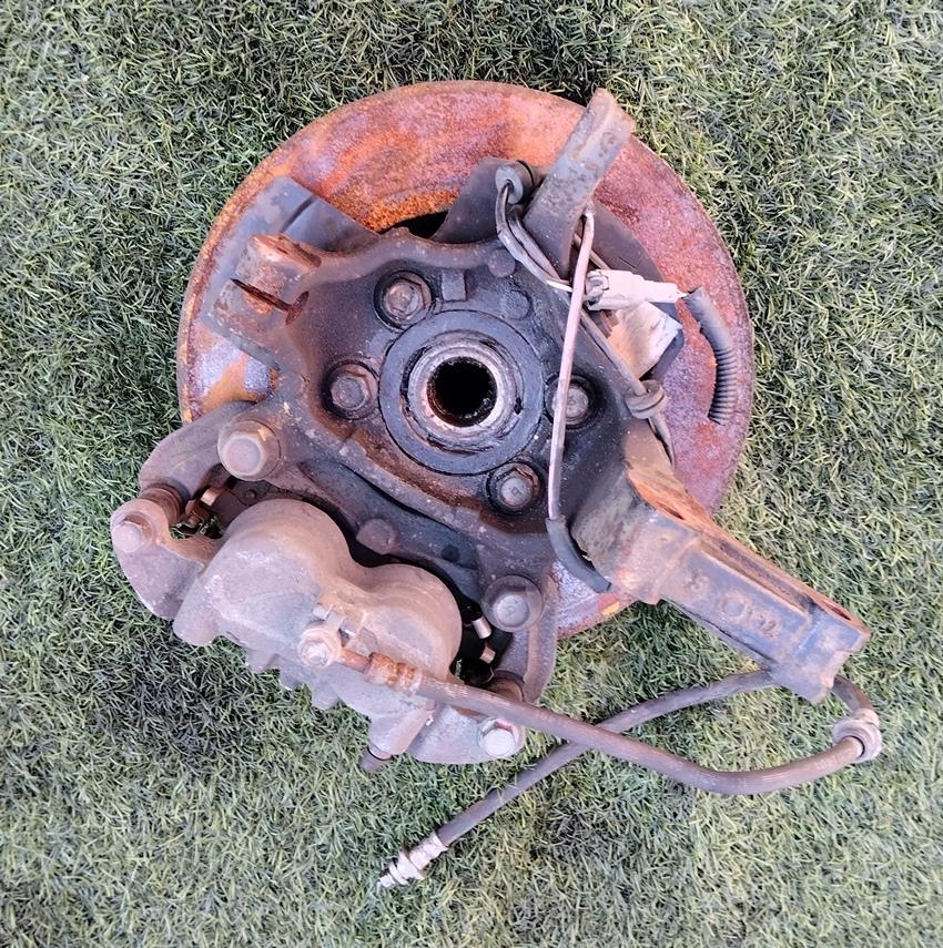 Ступица левая передняя NISSAN SERENA HC26 40015-CY000 2 ракурс
