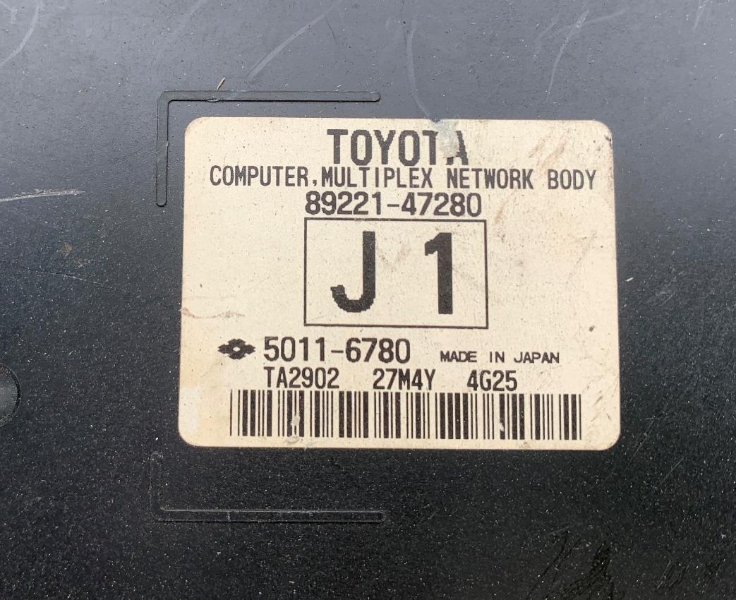 Блок предохранителей для TOYOTA PRIUS ZVW30 2ZR-FXE 3 ракурс Блок предохранителей для TOYOTA PRIUS ZVW30 2ZR-FXE 3 ракурс