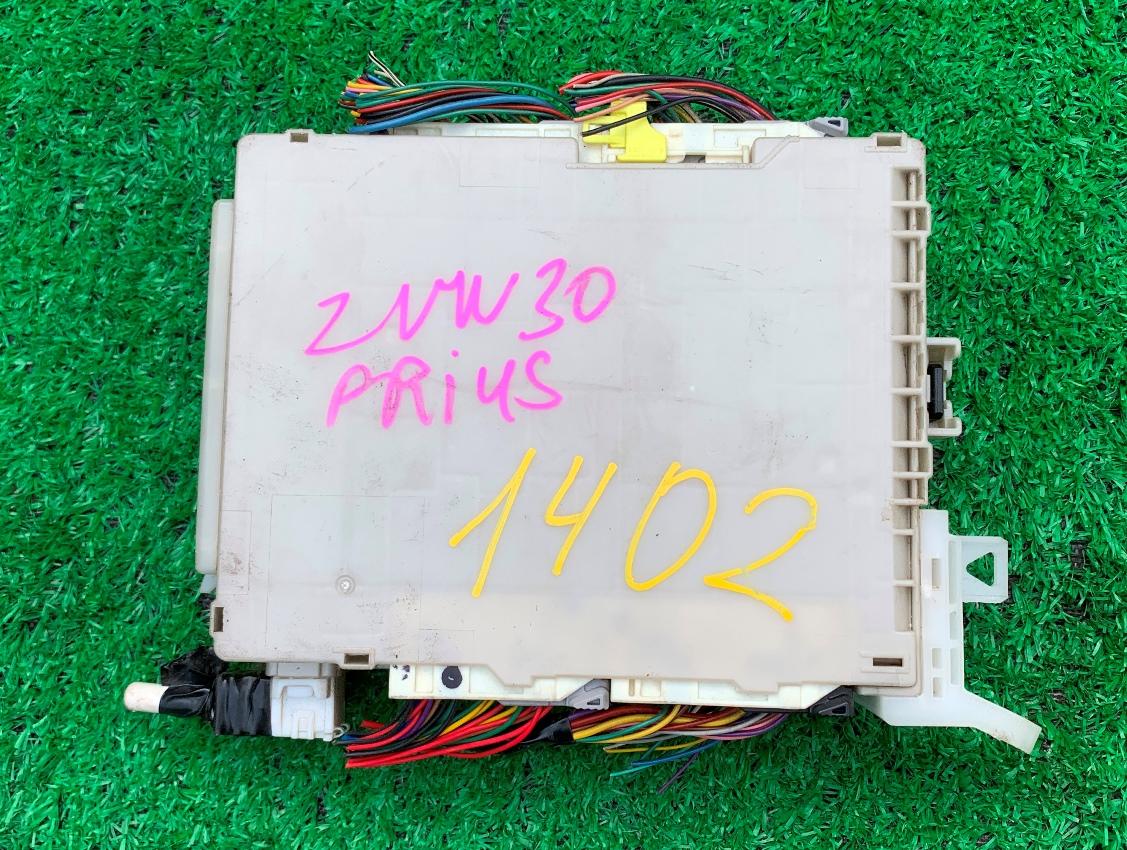 Блок предохранителей для TOYOTA PRIUS ZVW30 2ZR-FXE 6 ракурс Блок предохранителей для TOYOTA PRIUS ZVW30 2ZR-FXE 6 ракурс