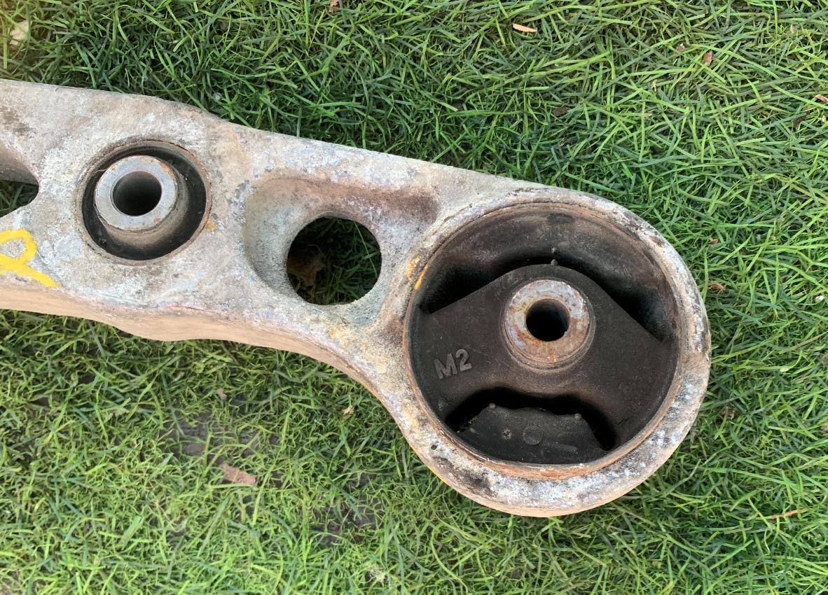 Подушка редуктора задняя MITSUBISHI I-MIEV HA3W Y4F1 2 ракурс Подушка редуктора задняя MITSUBISHI I-MIEV HA3W Y4F1 2 ракурс