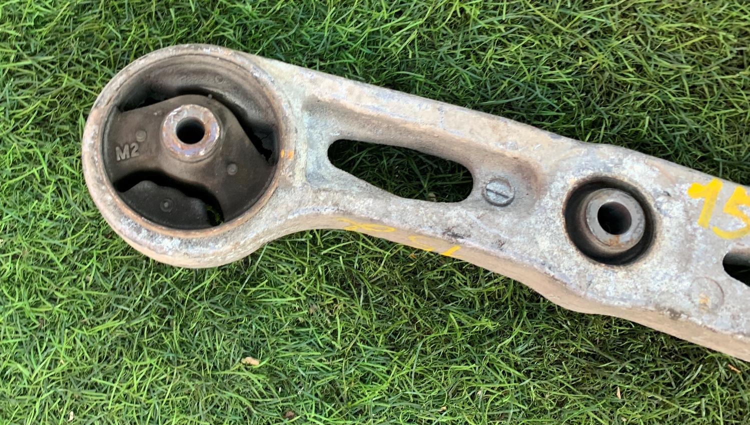 Подушка редуктора задняя MITSUBISHI I-MIEV HA3W Y4F1 3 ракурс Подушка редуктора задняя MITSUBISHI I-MIEV HA3W Y4F1 3 ракурс