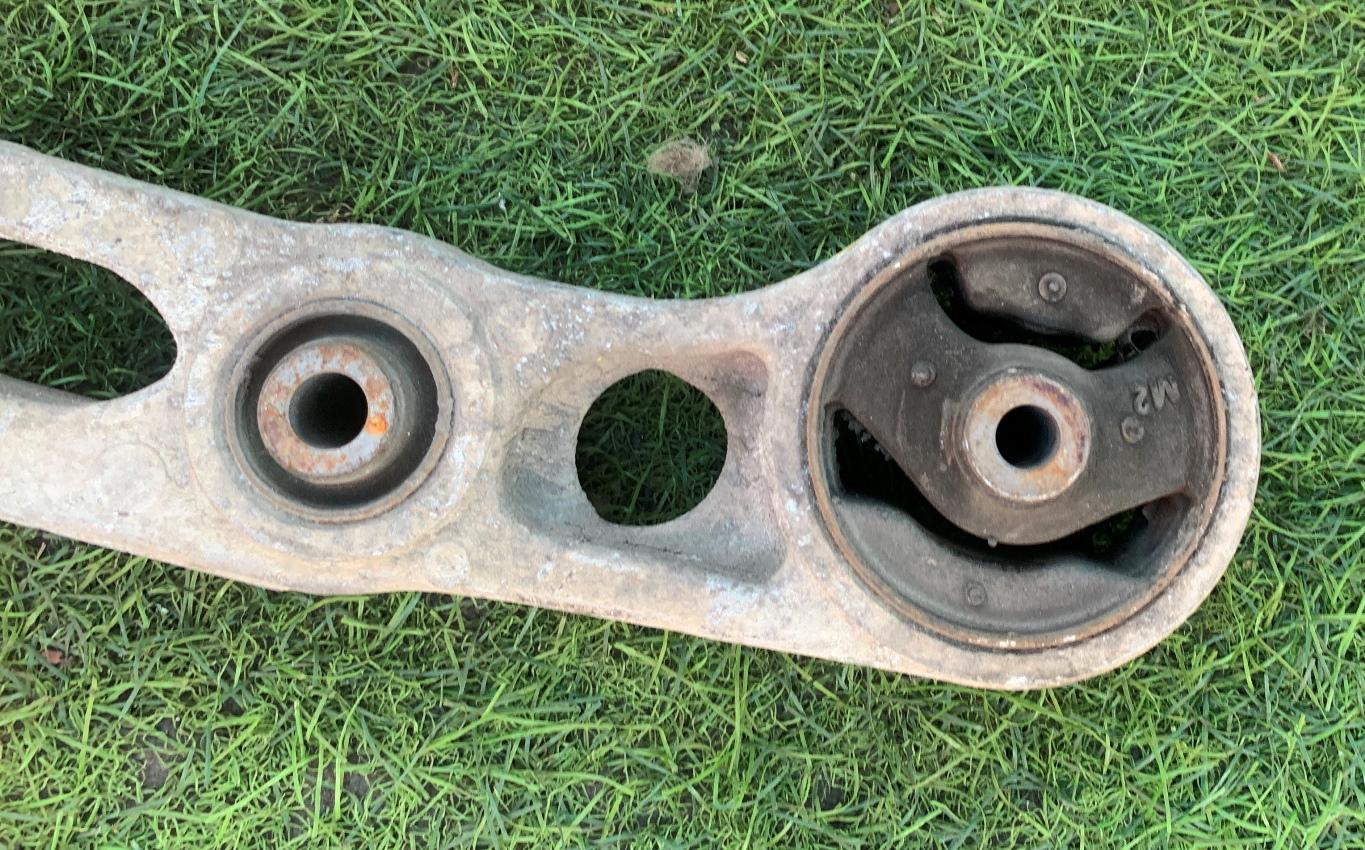 Подушка редуктора задняя MITSUBISHI I-MIEV HA3W Y4F1 5 ракурс Подушка редуктора задняя MITSUBISHI I-MIEV HA3W Y4F1 5 ракурс