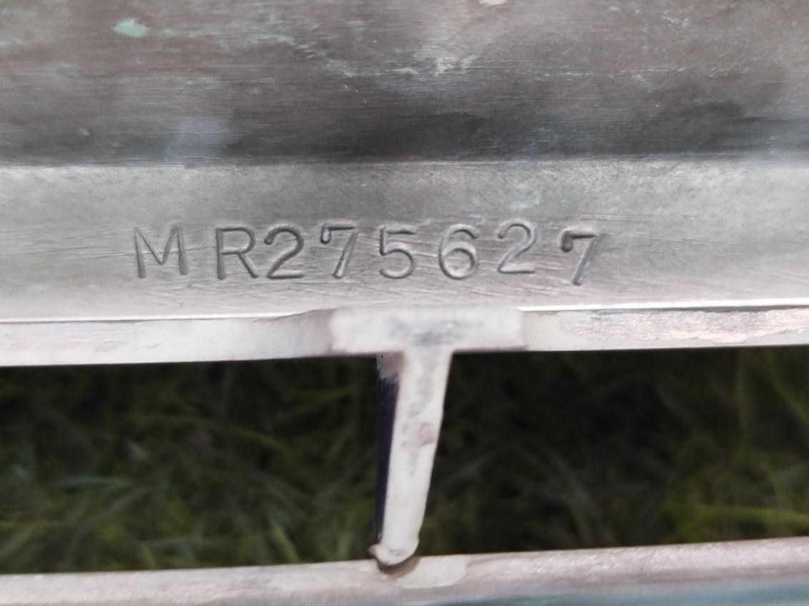 Решетка радиатора MITSUBISHI CHARIOT GRANDIS N84W MR275627 5 ракурс