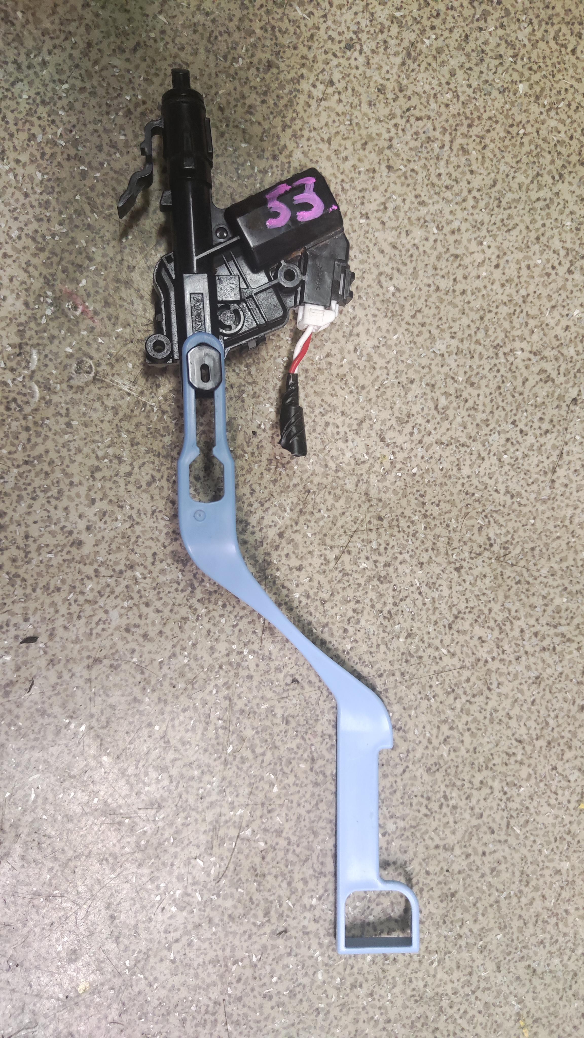 Замок лючка бензобака LEXUS RX450hL GYL26 77030-48090 1 ракурс