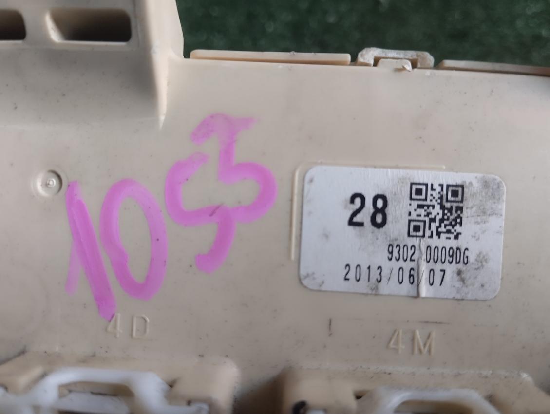 Блок предохранителей TOYOTA PROBOX NCP50 2NZFE 82732-52010 3 ракурс