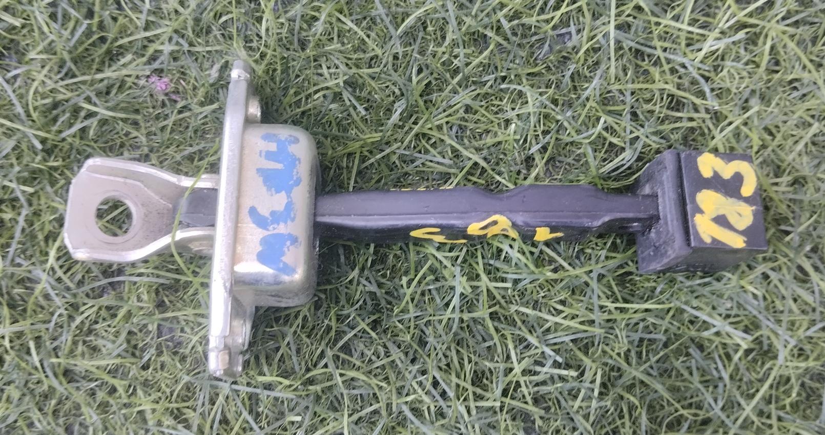 Ограничитель двери правый передний MITSUBISHI I-MIEV HA3W 5702A088 2 ракурс