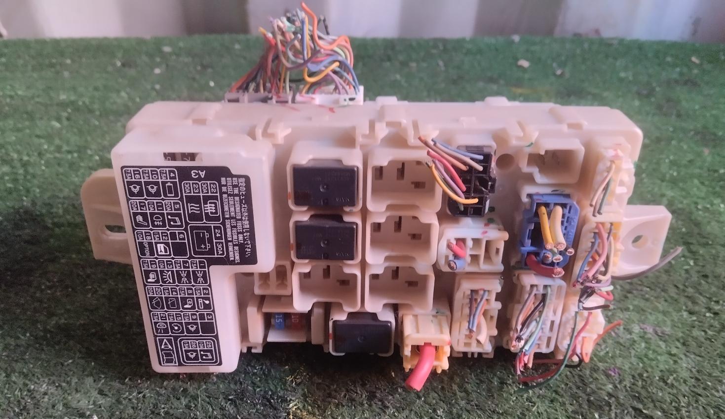 Блок предохранителей MITSUBISHI I-MIEV HA3W Y4F1 8637A412 1 ракурс