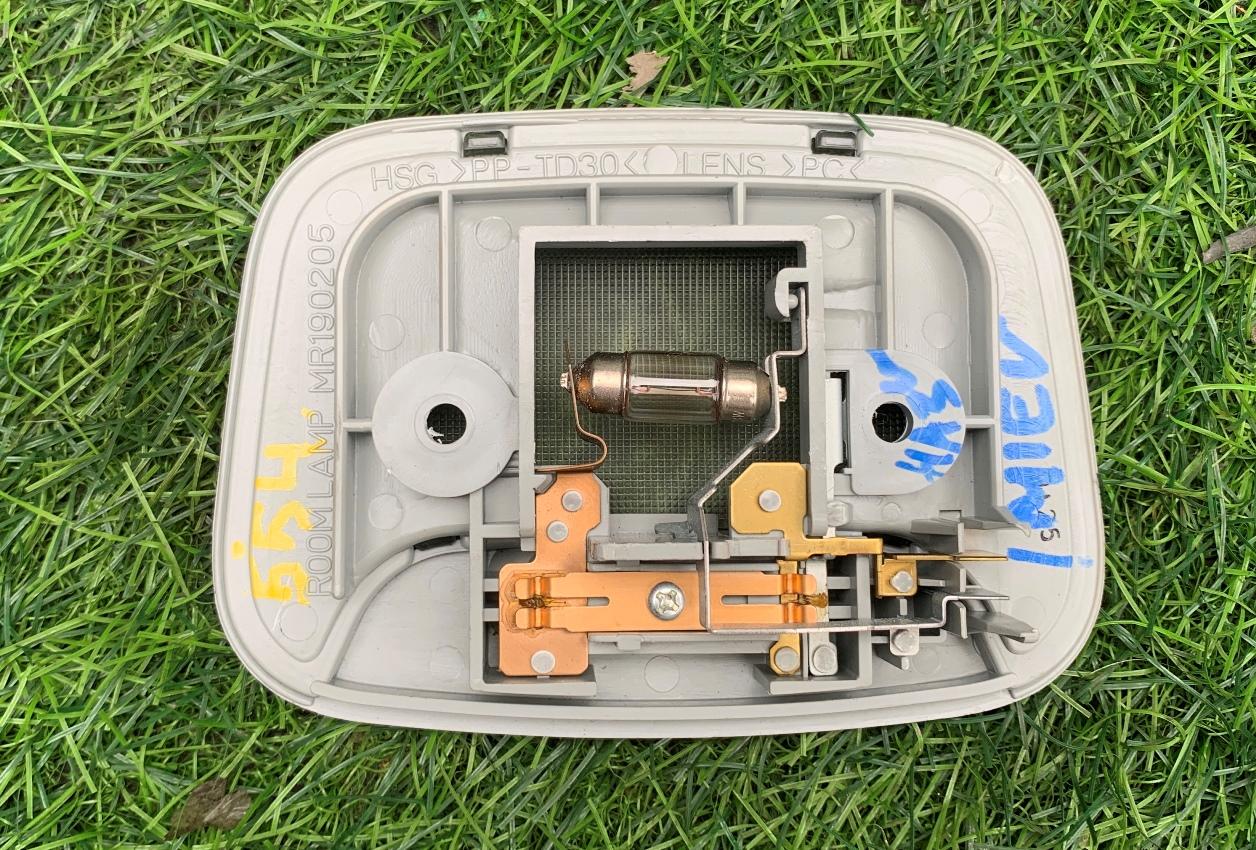 Плафон MITSUBISHI I-MIEV HA3W MR190205 2 ракурс Плафон MITSUBISHI I-MIEV HA3W MR190205 2 ракурс