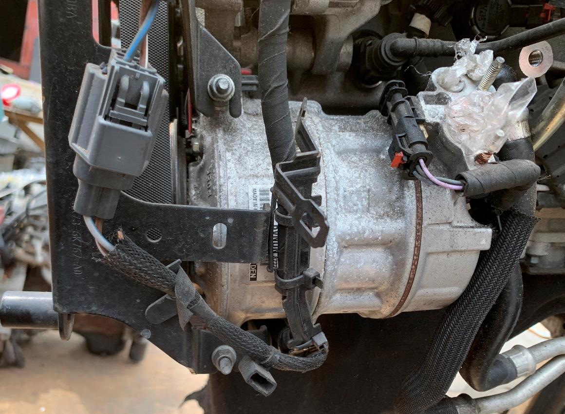 Компрессор кондиционера JAGUAR XE X760 AJ200 C2D56291 1 ракурс
