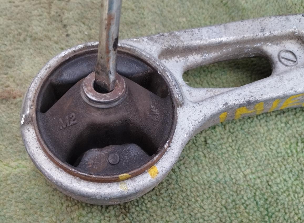 Подушка двигателя передняя MITSUBISHI I-MIEV HA3W Y4F1 1093A049 3 ракурс Подушка двигателя передняя MITSUBISHI I-MIEV HA3W Y4F1 1093A049 3 ракурс