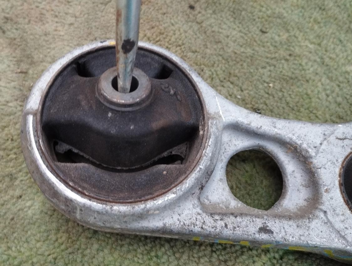 Подушка двигателя передняя MITSUBISHI I-MIEV HA3W Y4F1 1093A049 4 ракурс Подушка двигателя передняя MITSUBISHI I-MIEV HA3W Y4F1 1093A049 4 ракурс