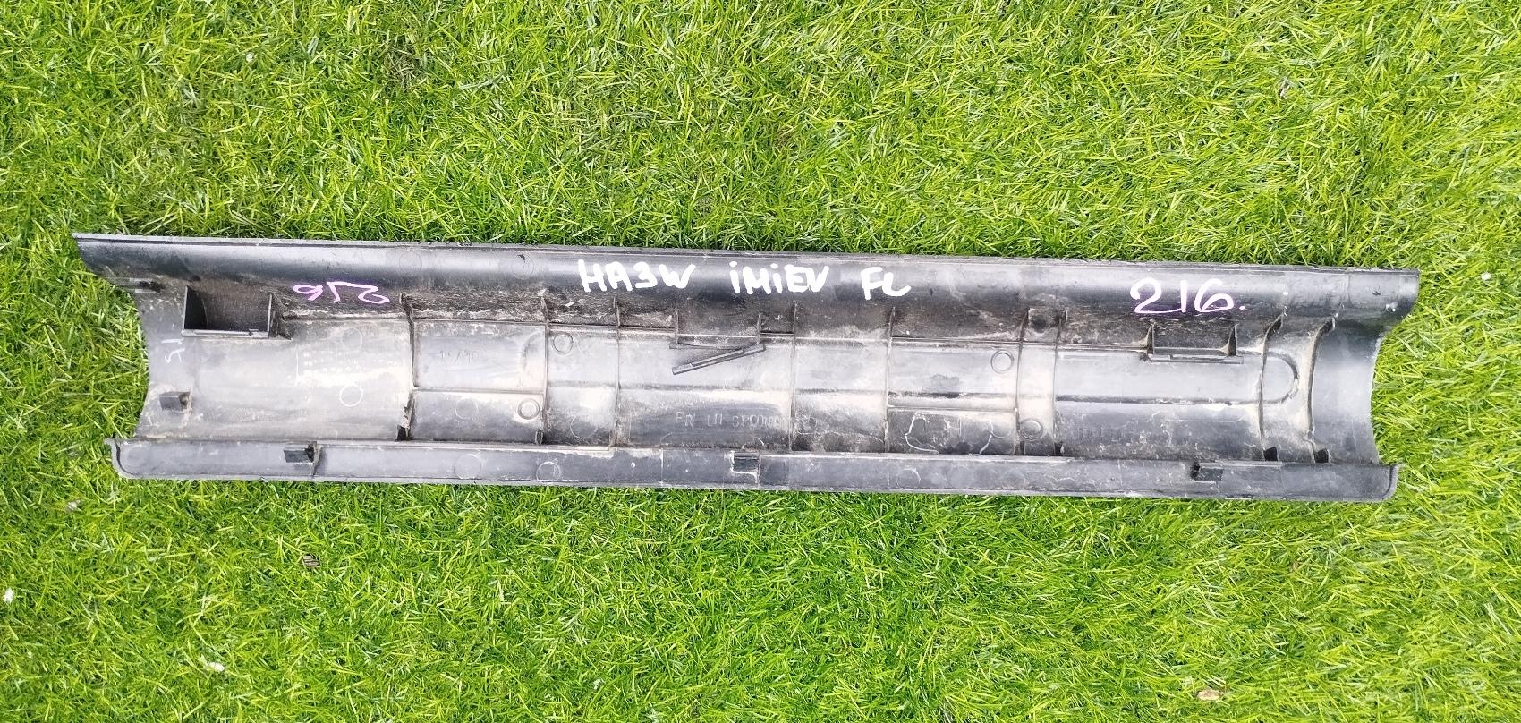 Порожек пластиковый левый передний MITSUBISHI I-MIEV HA3W SPC01800ZZ 2 ракурс Порожек пластиковый левый передний MITSUBISHI I-MIEV HA3W SPC01800ZZ 2 ракурс