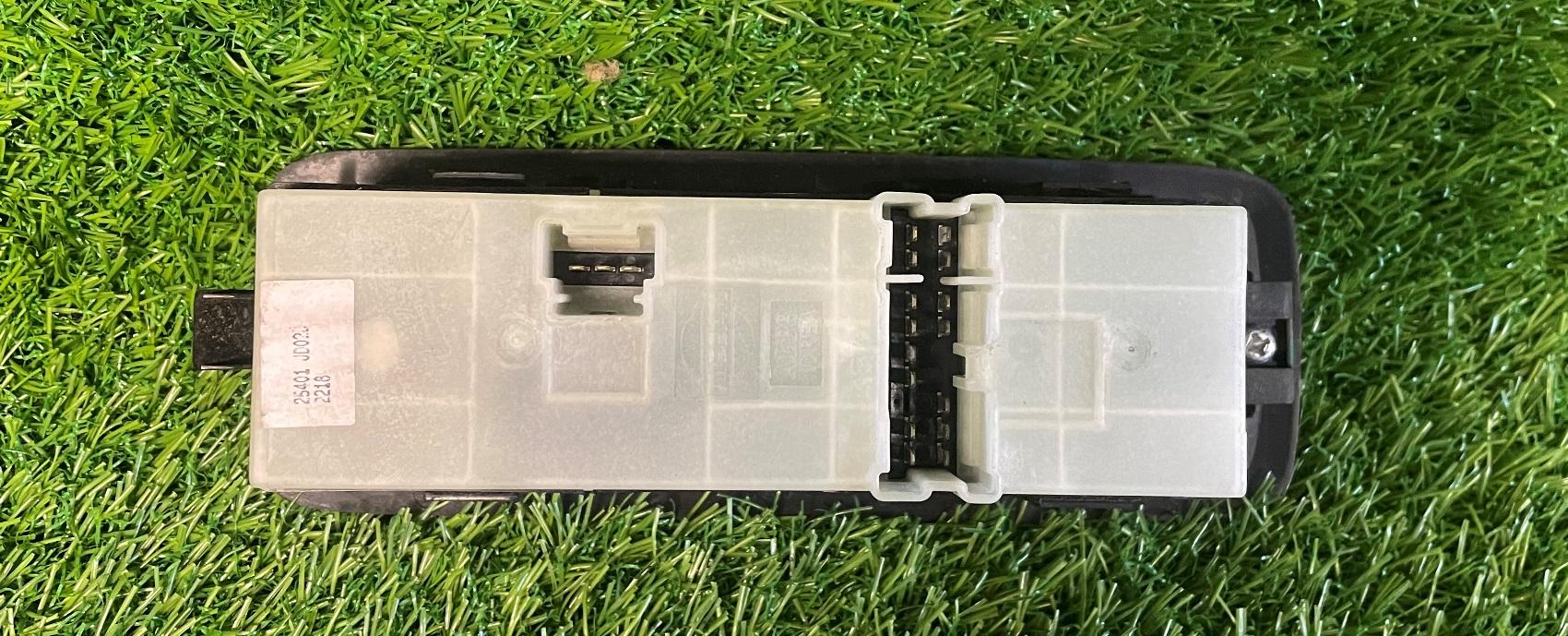 Блок упр. стеклоподьемниками правый передний NISSAN DUALIS KJ10 25401-JD02D 3 ракурс