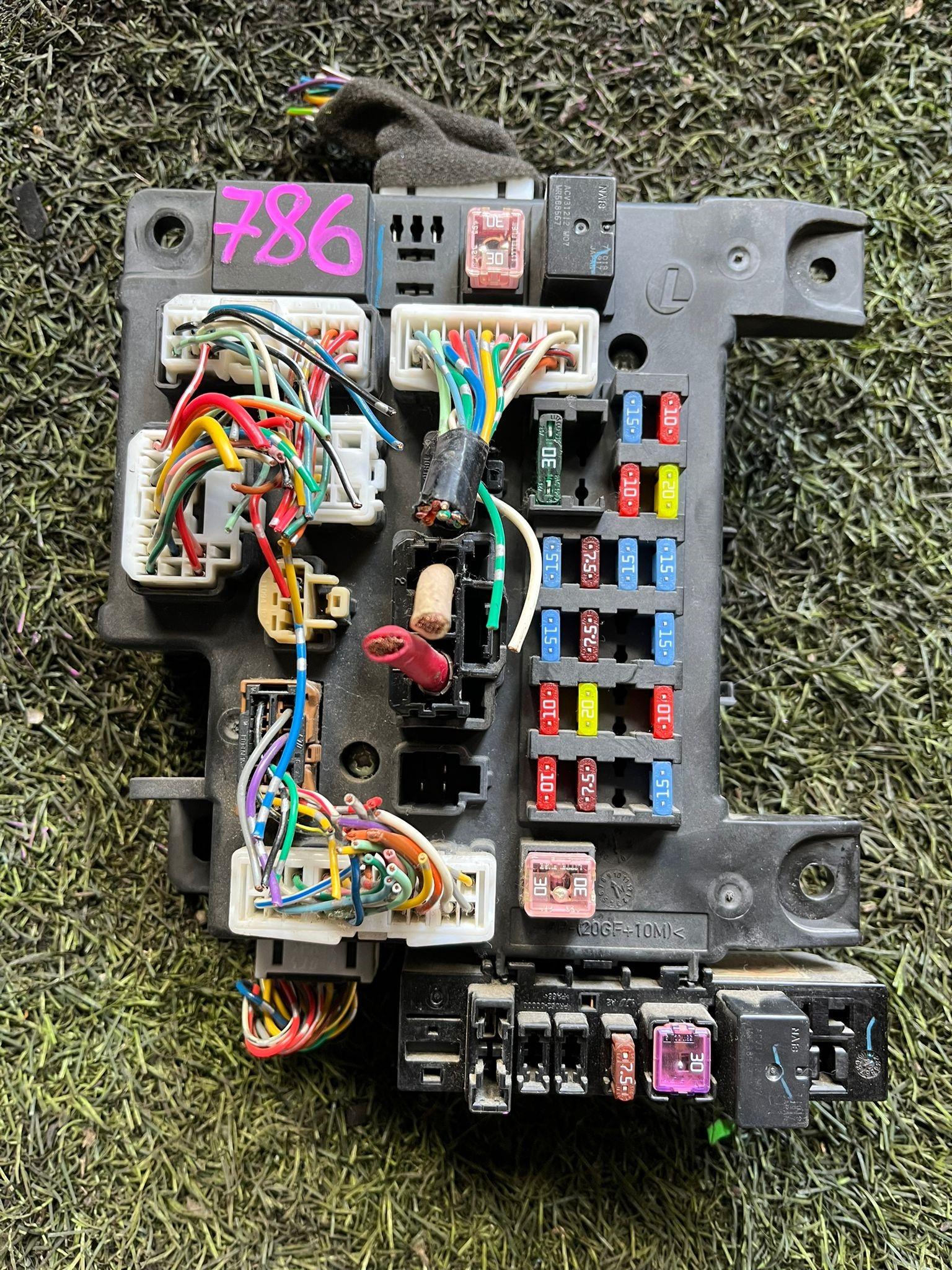 Блок предохранителей MITSUBISHI GALANT FORTIS CY4A 4B11 8637A318 1 ракурс