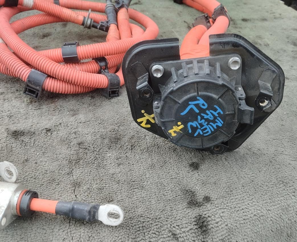 Зарядное гнездо левое MITSUBISHI I-MIEV HA3W Y4F1 9499A363 2 ракурс Зарядное гнездо левое MITSUBISHI I-MIEV HA3W Y4F1 9499A363 2 ракурс