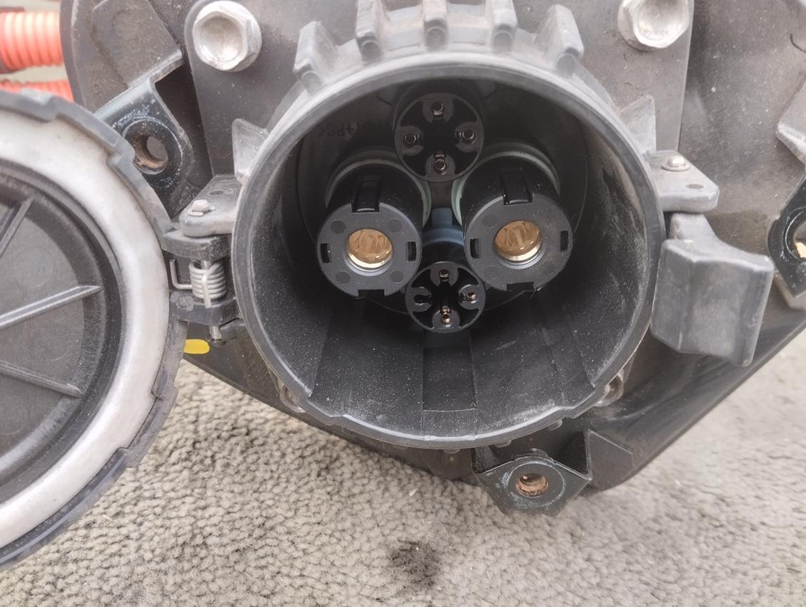 Зарядное гнездо левое MITSUBISHI I-MIEV HA3W Y4F1 9499A363 3 ракурс Зарядное гнездо левое MITSUBISHI I-MIEV HA3W Y4F1 9499A363 3 ракурс