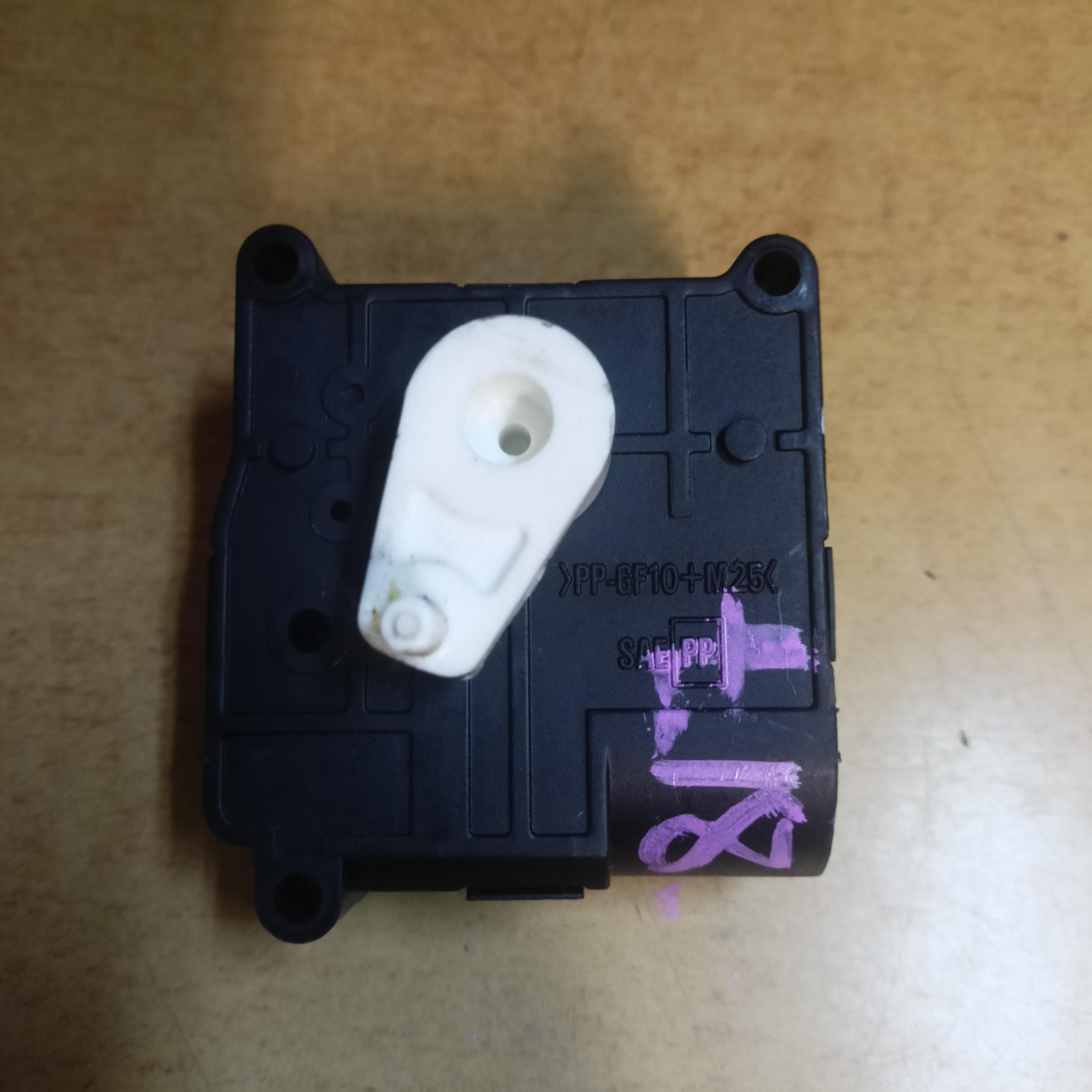 Сервопривод заслонок печки MITSUBISHI I-MIEV HA3W 113800-2160 2 ракурс