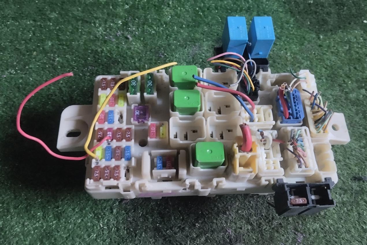 Блок предохранителей MITSUBISHI I-MIEV HA3W Y4F1 8637A741 1 ракурс