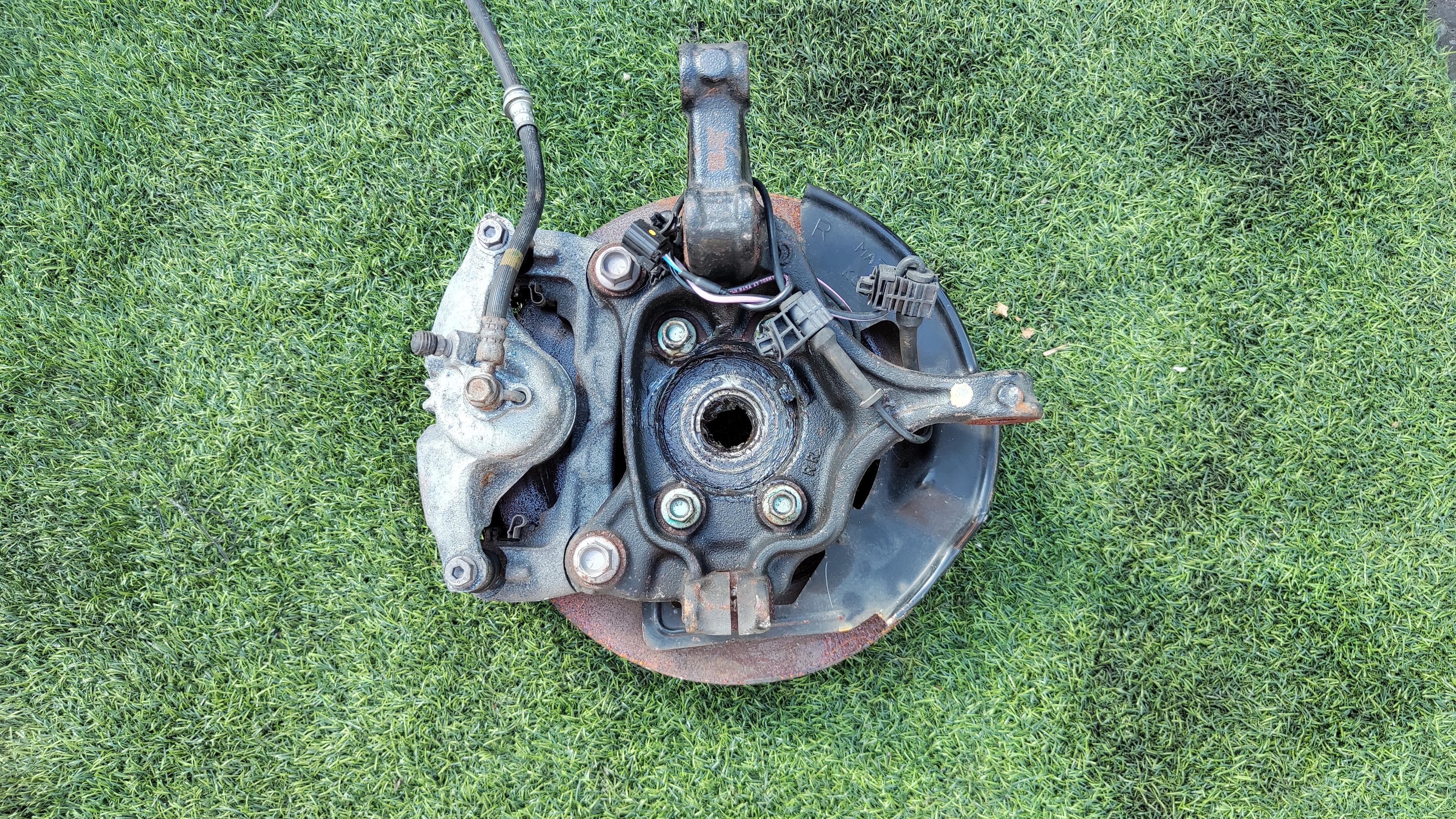 Ступица правая передняя MAZDA AXELA BMEFS B45A-33-021 2 ракурс