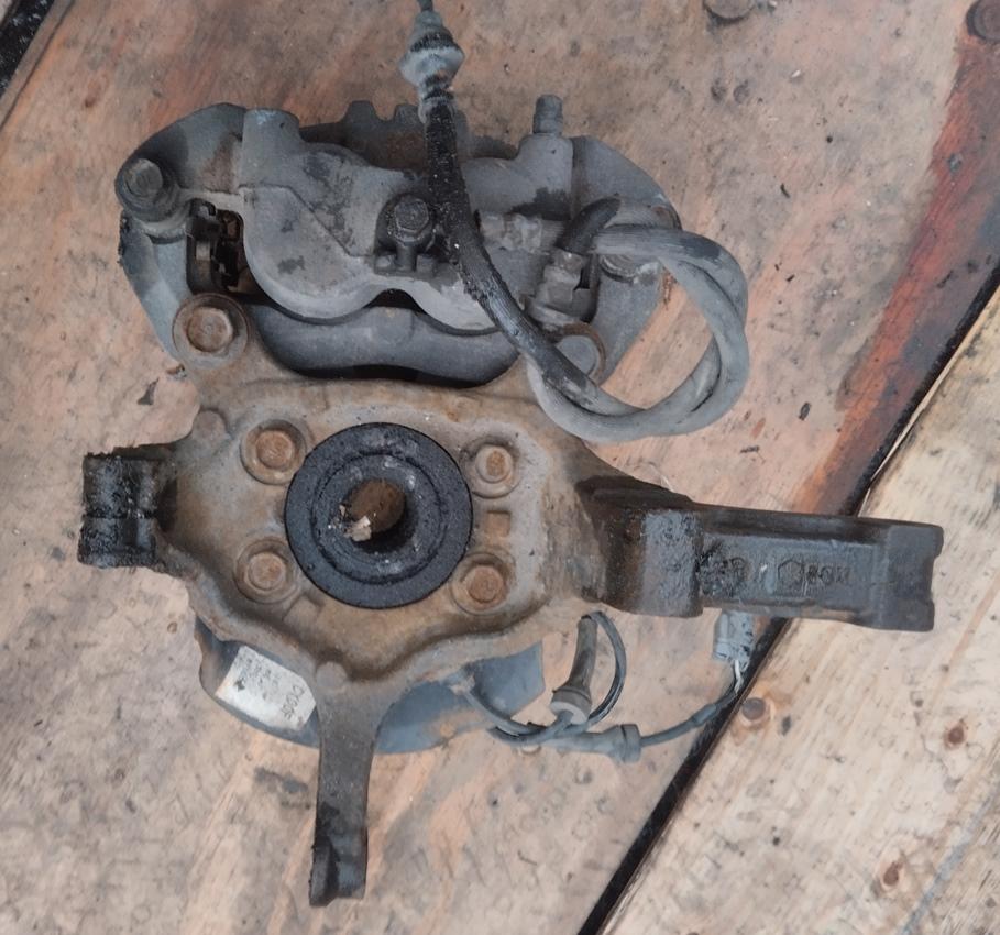 Ступица правая передняя NISSAN SERENA CNC25 MR20 40014-CY000 2 ракурс