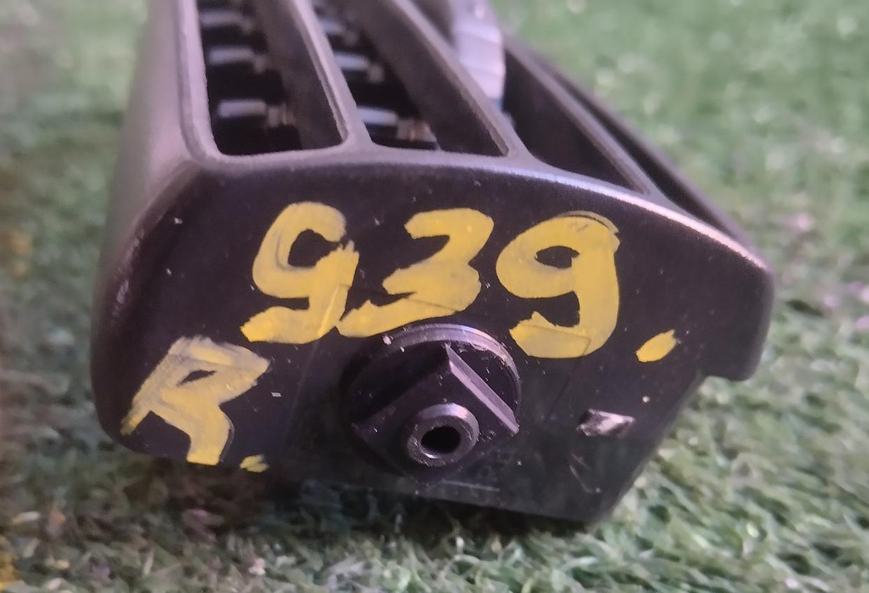 Дуйки правые MITSUBISHI I-MIEV HA3W 8030A029HA 2 ракурс