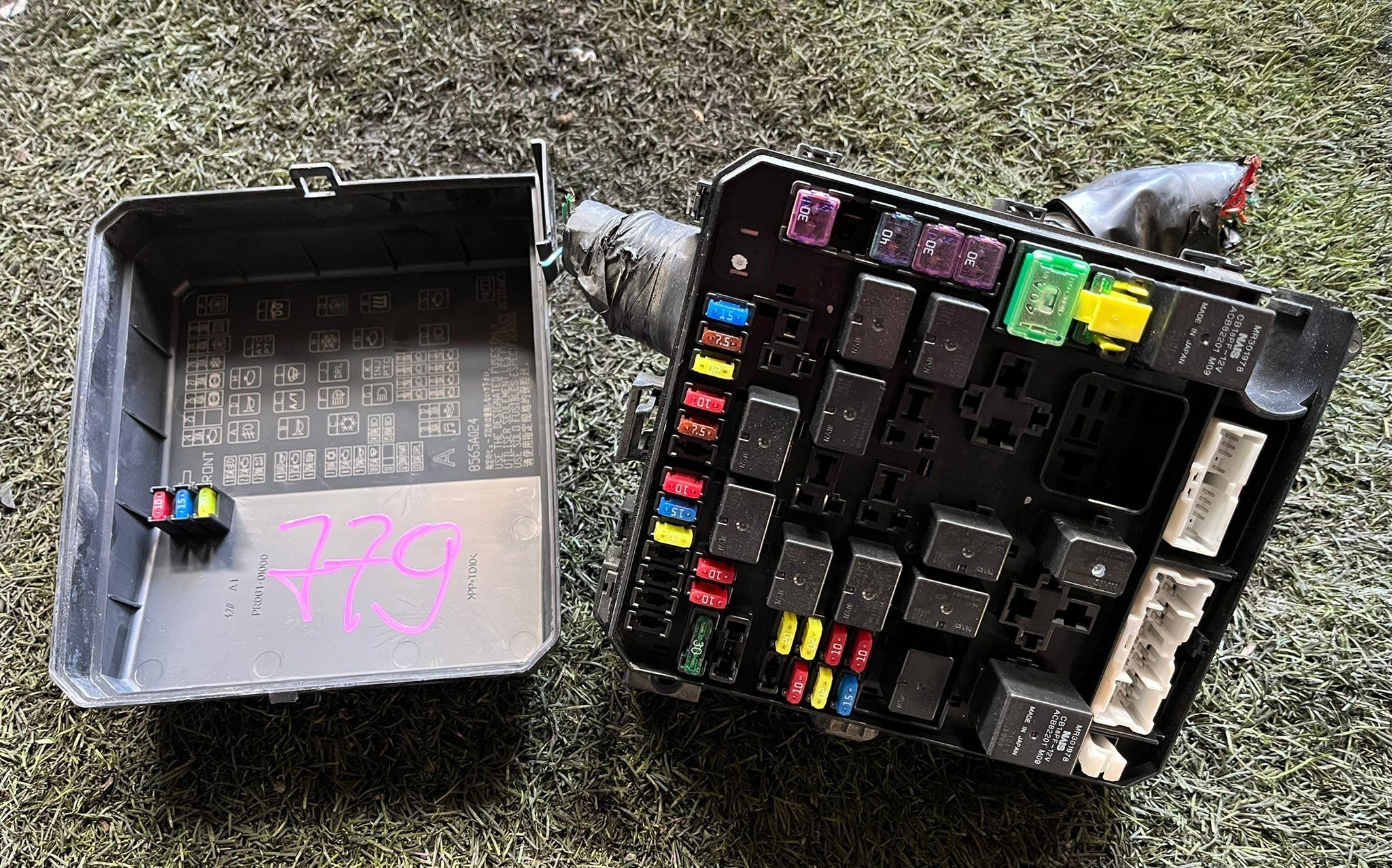 Блок предохранителей MITSUBISHI GALANT FORTIS CY4A 4B11 8565A012 1 ракурс