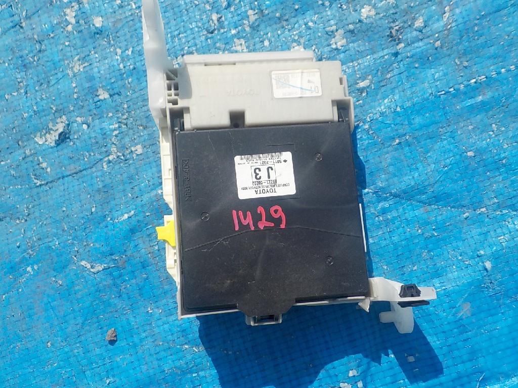 Блок предохранителей  TOYOTA WISH ZGE20W 2ZR-FAE ,S ,89221-68080 1 ракурс