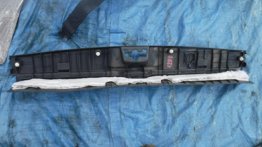 Пластик замка багажника задний ACURA MDX YD1 J35A - 2 ракурс