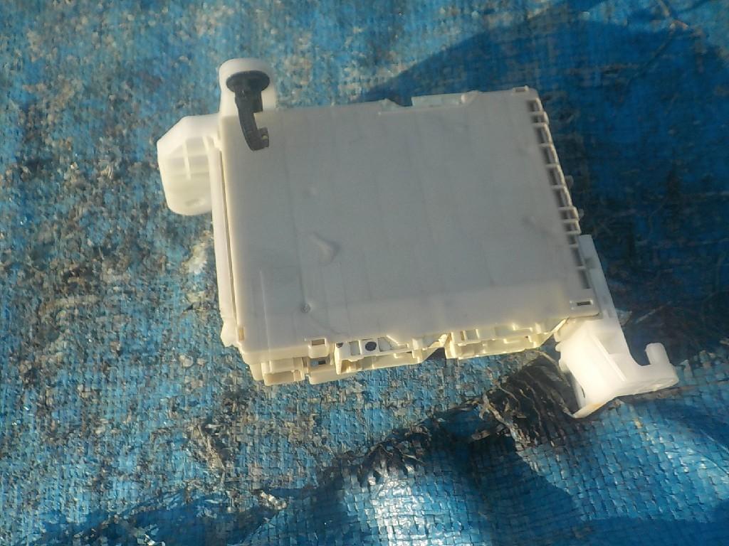 Блок предохранителей  TOYOTA WISH ZGE20W 2ZR-FAE ,S-2MODEL ,- 1 ракурс