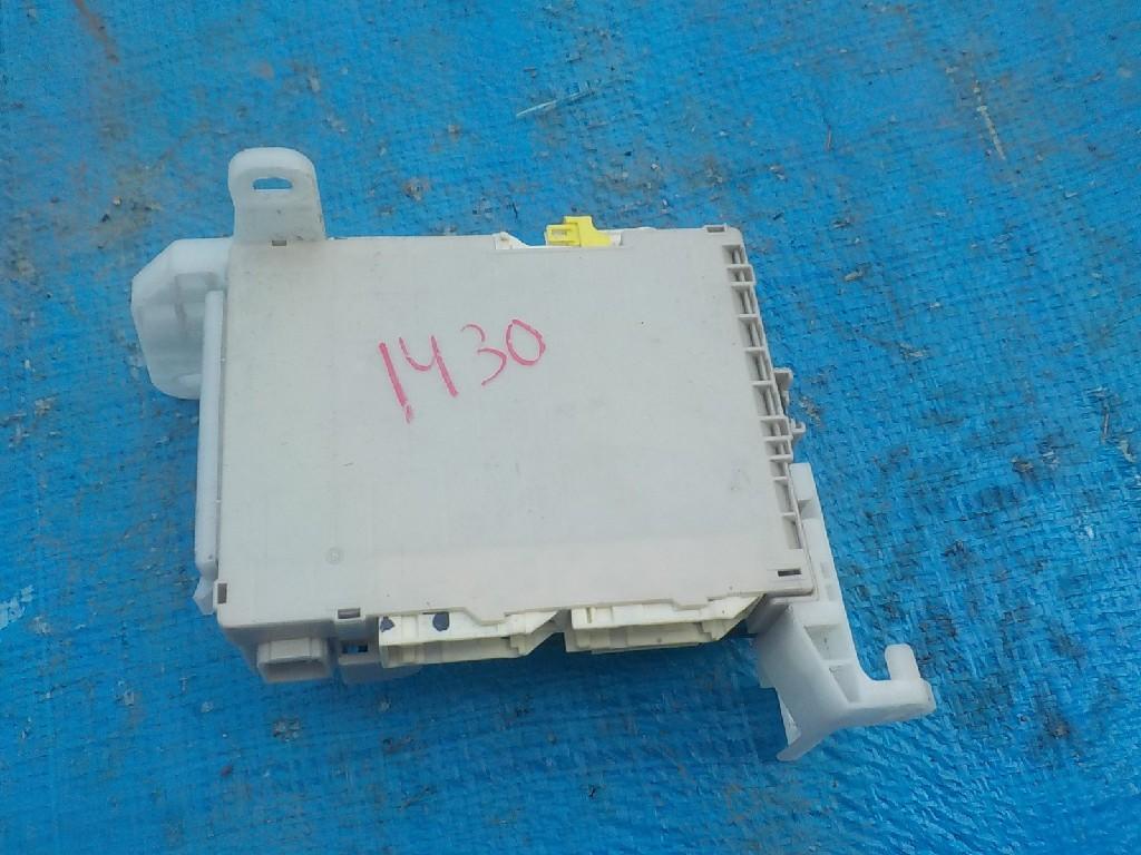Блок предохранителей  TOYOTA WISH ZGE20W 2ZR-FAE ,S ,89221-68100 1 ракурс