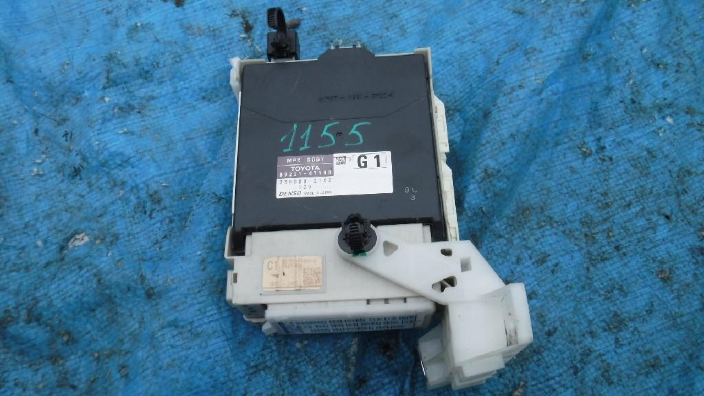 Блок предохранителей TOYOTA PRIUS ZVW30 2ZR-FXE ,89221-47140 ,89221-47140 1 ракурс Блок предохранителей TOYOTA PRIUS ZVW30 2ZR-FXE ,89221-47140 ,89221-47140 1 ракурс