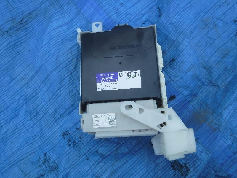 Блок предохранителей TOYOTA PRIUS ALPHA ZVW41W 2ZR-FXE ,89221-47240 ,89221-47240 1 ракурс Блок предохранителей TOYOTA PRIUS ALPHA ZVW41W 2ZR-FXE ,89221-47240 ,89221-47240 1 ракурс