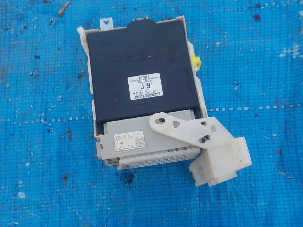 Блок предохранителей TOYOTA PRIUS ALPHA ZVW41W 2ZR-FXE ,89221-47211 ,89221-47211 1 ракурс Блок предохранителей TOYOTA PRIUS ALPHA ZVW41W 2ZR-FXE ,89221-47211 ,89221-47211 1 ракурс