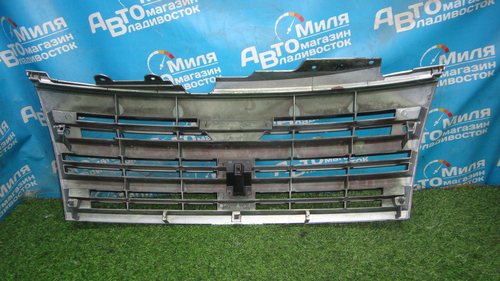 Решетка радиатора NISSAN ELGRAND E51 <> 62310-1A511 4 ракурс