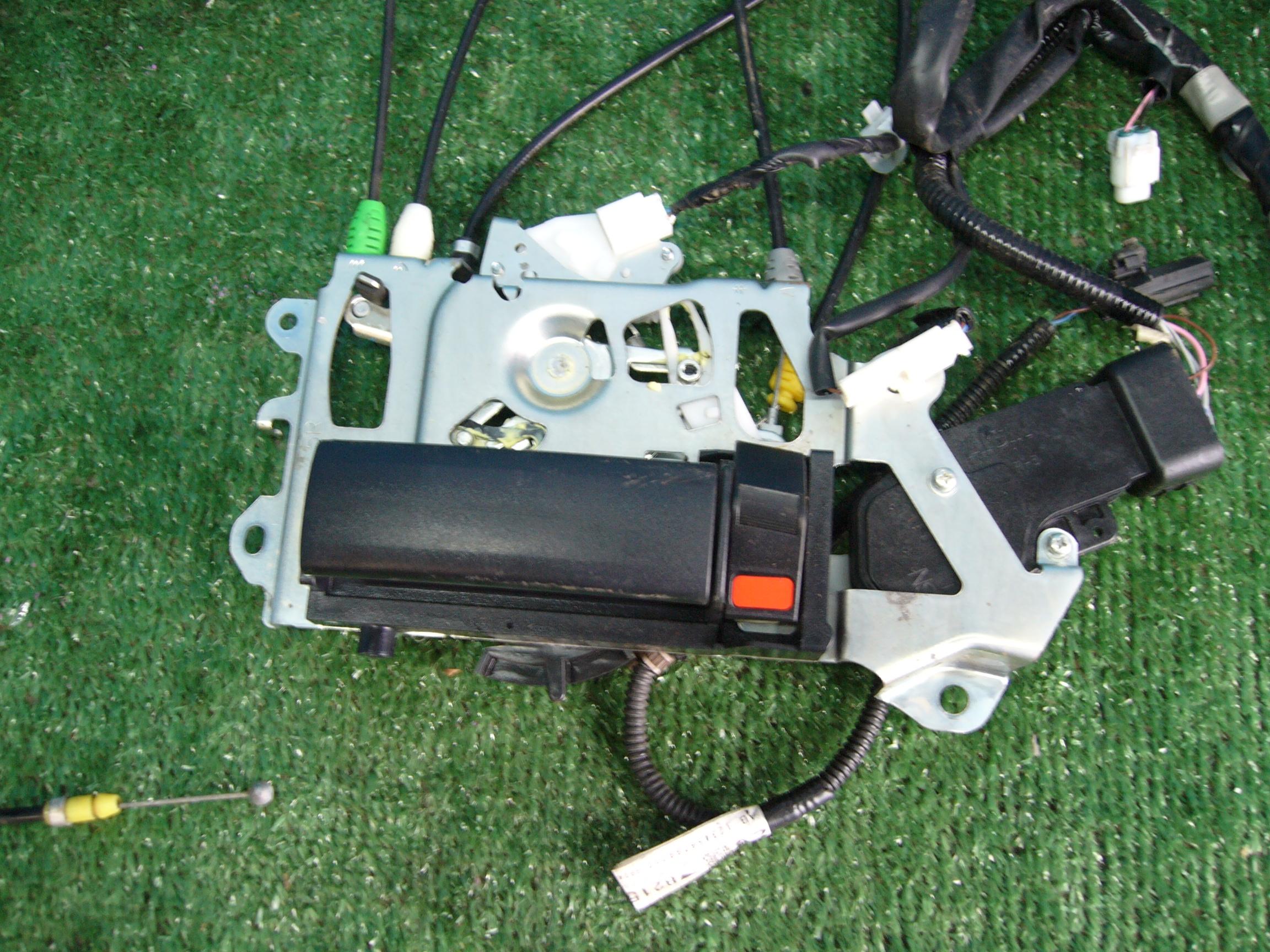 Замок двери правый задний TOYOTA SIENTA NHP170G, NCP175G, NSP170G, NSP172G 3 ракурс Замок двери правый задний TOYOTA SIENTA NHP170G, NCP175G, NSP170G, NSP172G 3 ракурс