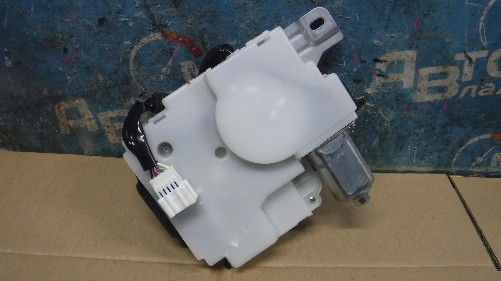 Замок 5-й двери NISSAN ELGRAND TE52, PE52, PNE52, TNE52 2 ракурс