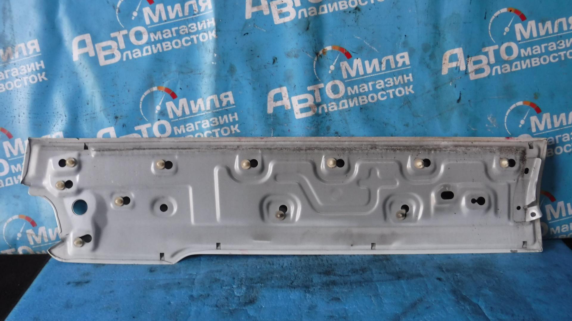 Накладка на крыло левая задняя NISSAN ELGRAND TE52 <> 4 ракурс