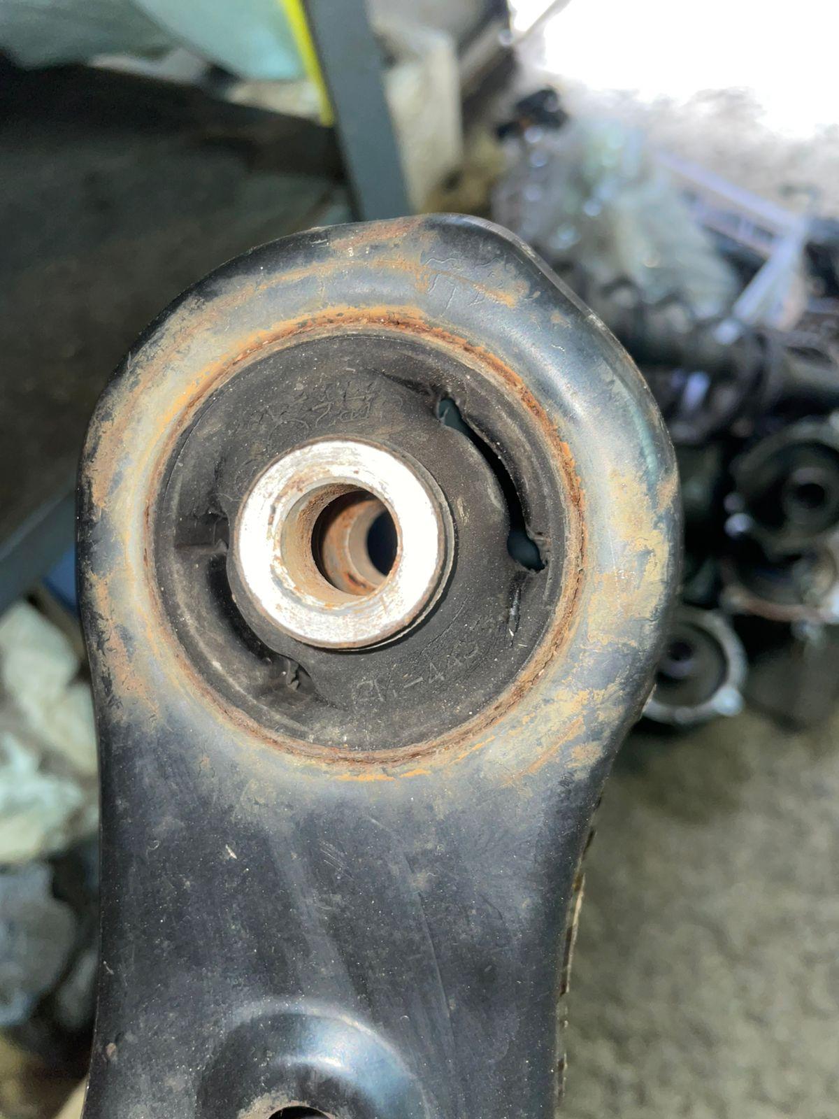 Рычаг правый передний нижний MITSUBISHI GRANDIS NA4W <> 3 ракурс