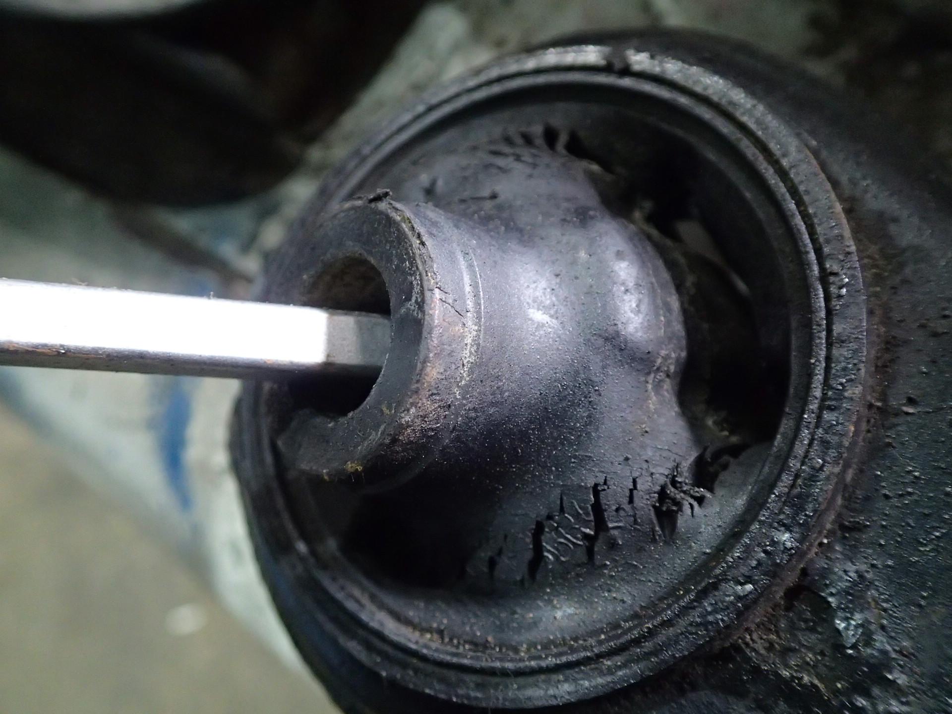 Рычаг левый передний нижний MITSUBISHI GRANDIS NA4W 4G69 3 ракурс