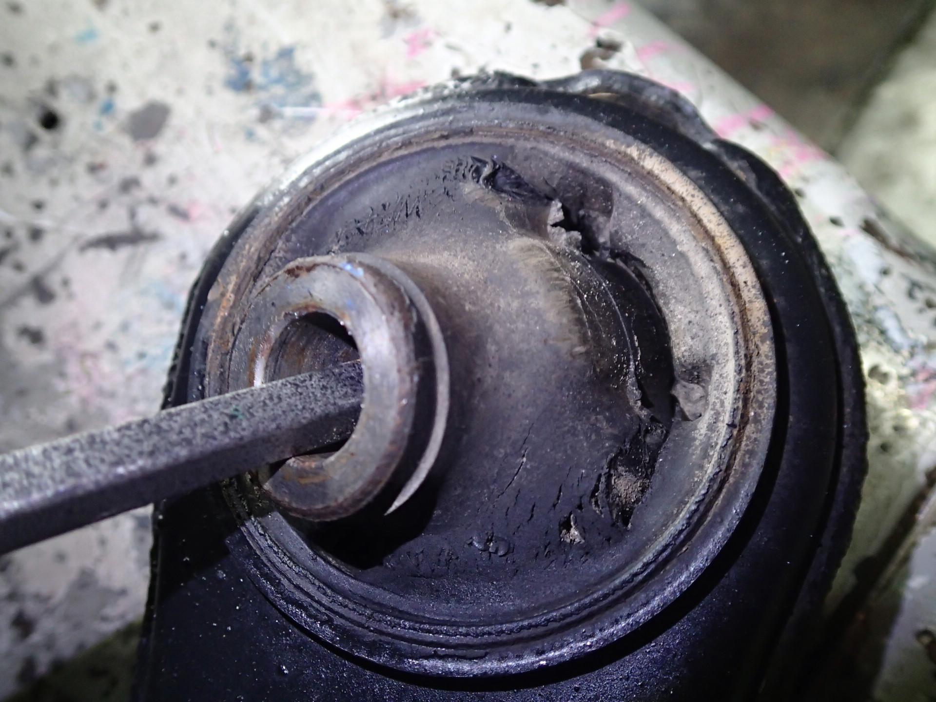 Рычаг правый передний нижний MITSUBISHI GRANDIS NA4W 4G69 3 ракурс