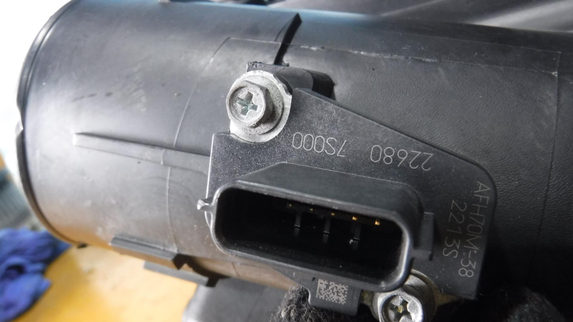 Корпус воздушного фильтра NISSAN ELGRAND TE52, PE52, PNE52, TNE52 VQ35DE 3 ракурс