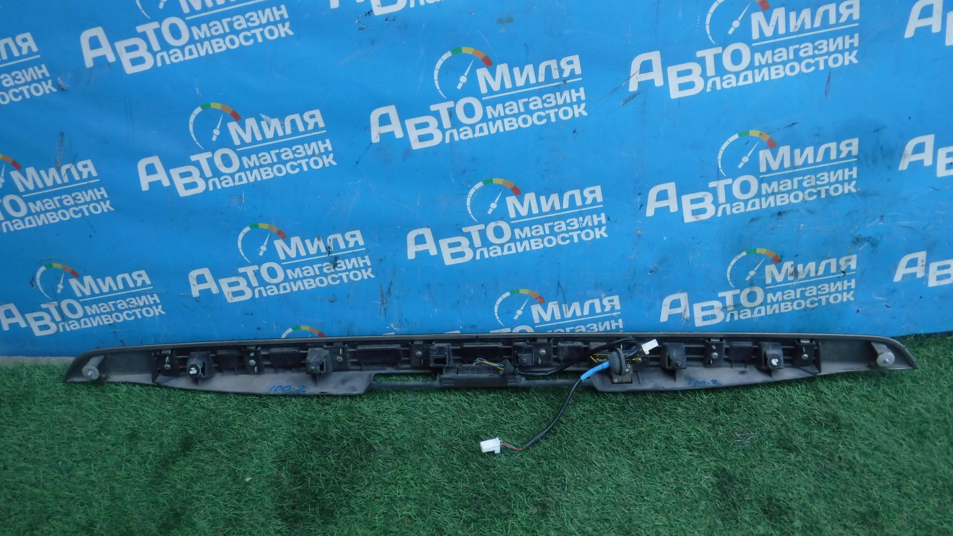 Накладка 5-й двери NISSAN ELGRAND TE52, PE52, PNE52, TNE52 908101JB0A 3 ракурс