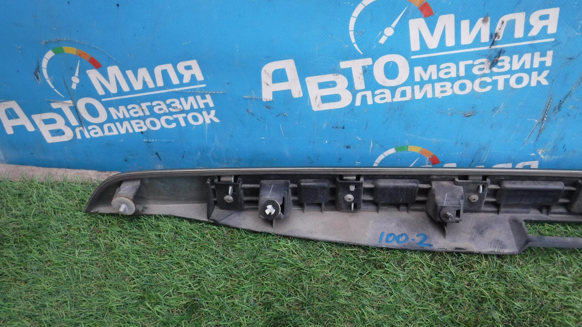 Накладка 5-й двери NISSAN ELGRAND TE52, PE52, PNE52, TNE52 908101JB0A 4 ракурс