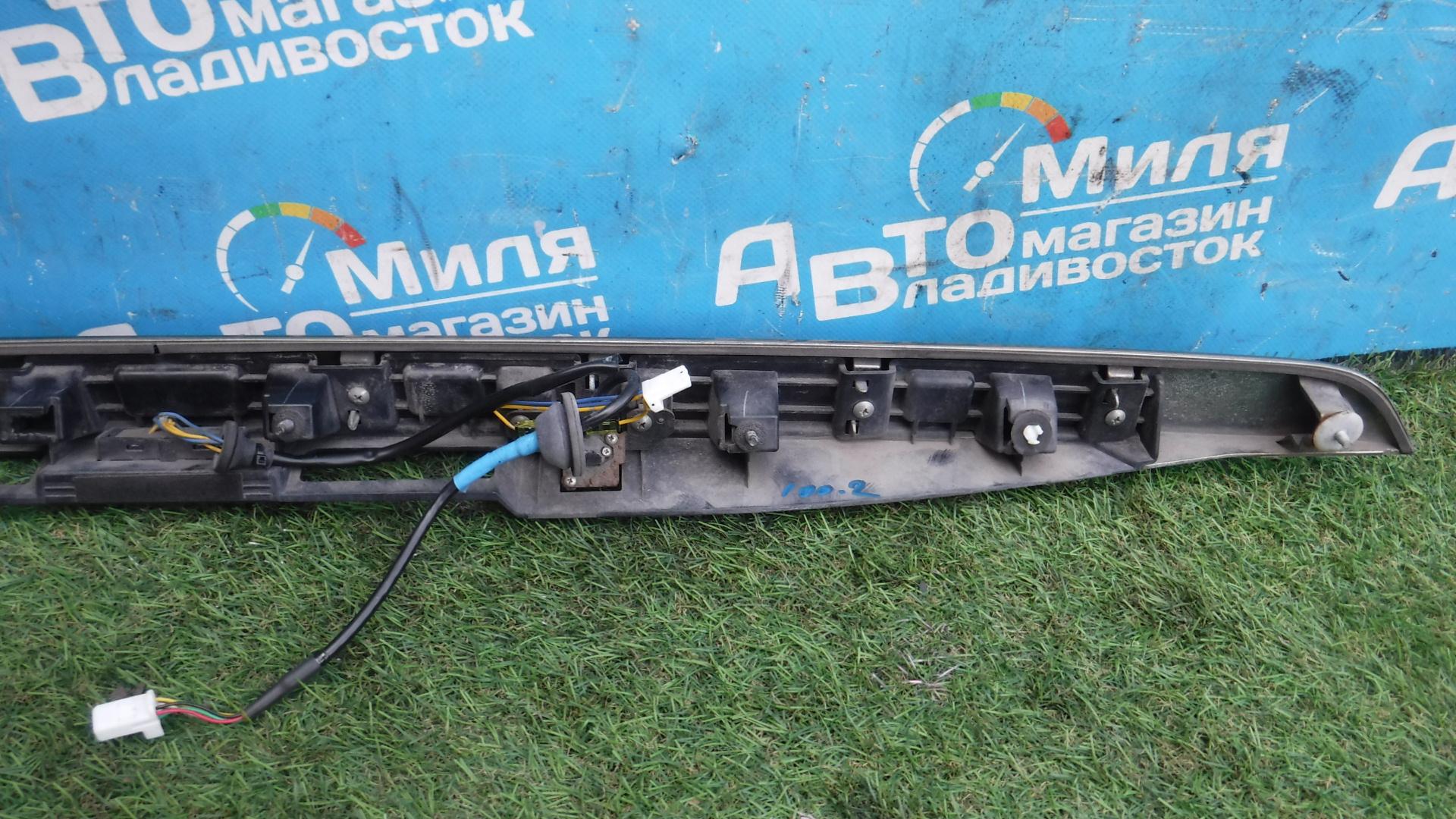 Накладка 5-й двери NISSAN ELGRAND TE52, PE52, PNE52, TNE52 908101JB0A 5 ракурс