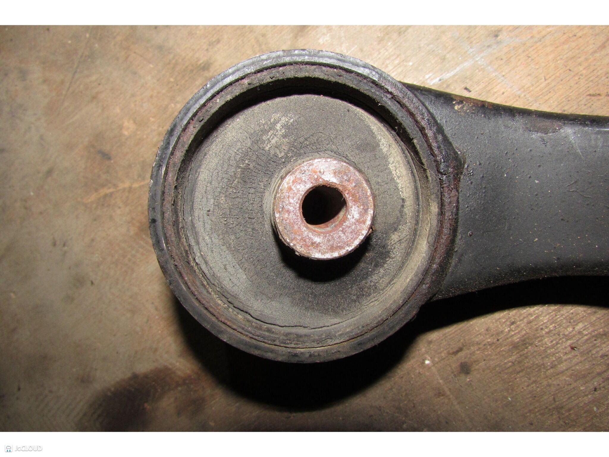 Подушка двигателя MITSUBISHI MIRAGE, LANCER, COLT C76A, C77A, C73A, C83A 4G37, 4G92, 4G61 3 ракурс