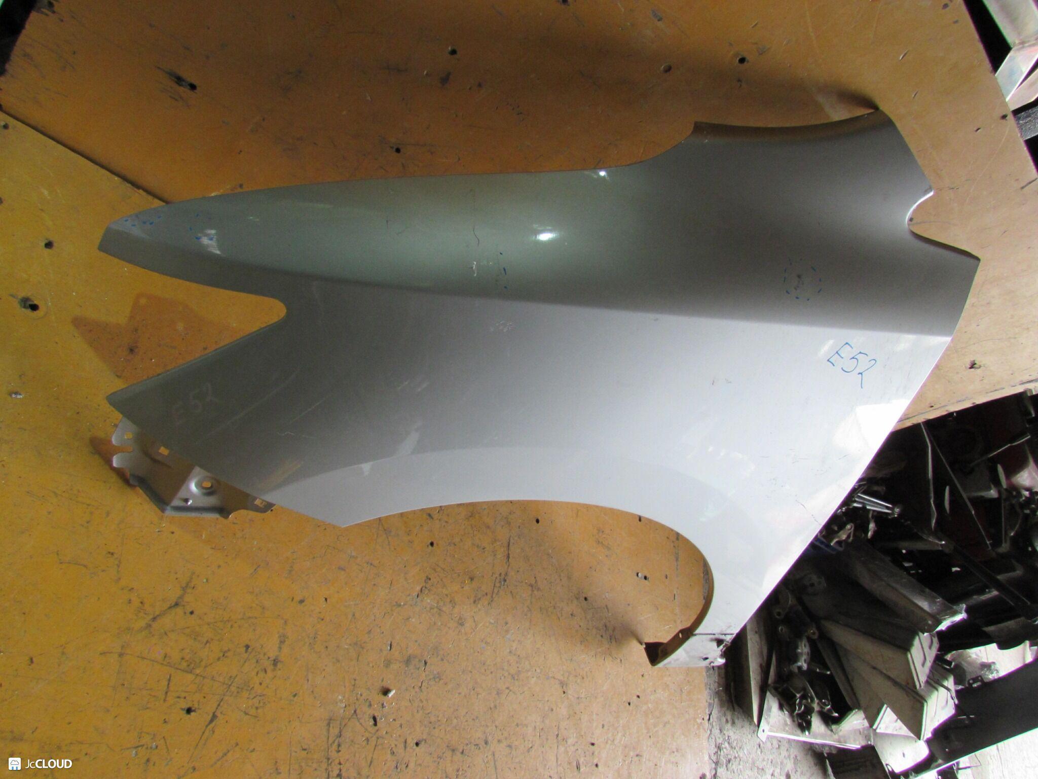 Крыло левое переднее NISSAN ELGRAND PE52, PNE52, TE52, TNE52 3 ракурс