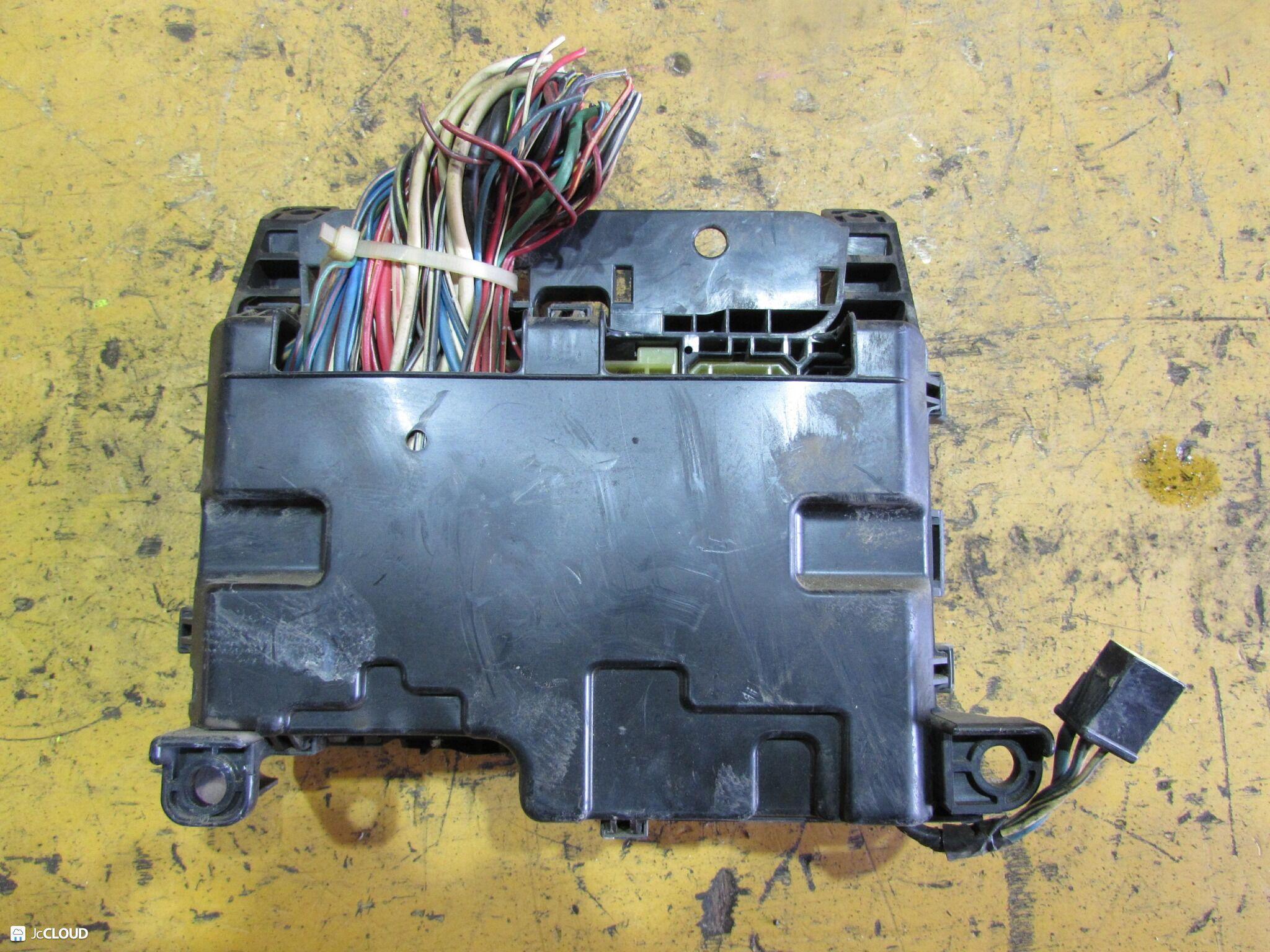 Блок предохранителей TOYOTA DYNA, HIACE, TOYOACE LY101, LY102, LY111, LY112, LY121, LY131, LY132, LY151, LY152, LY161, LY162 3L, 5L 82141-37211 2 ракурс