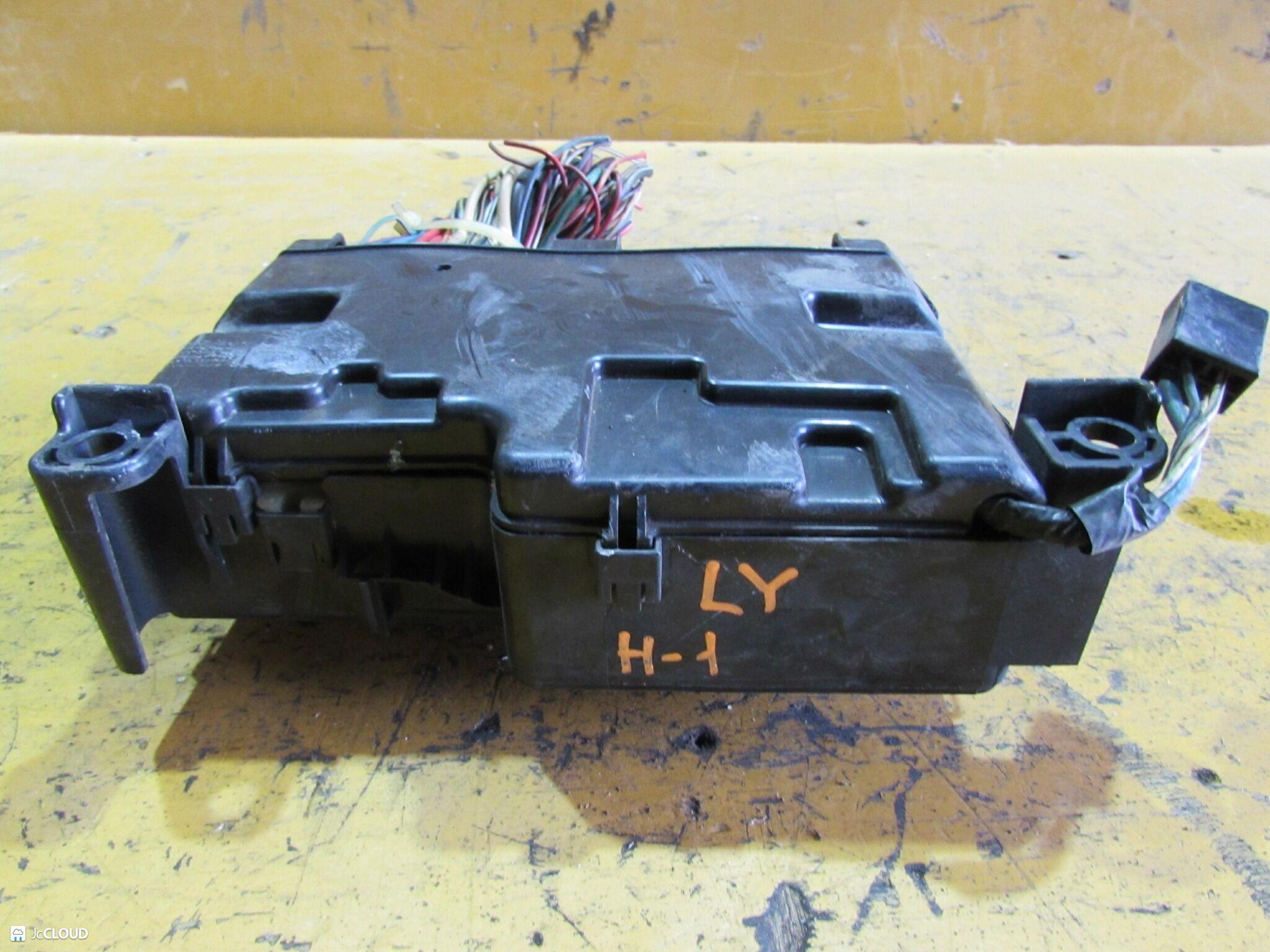 Блок предохранителей TOYOTA DYNA, HIACE, TOYOACE LY101, LY102, LY111, LY112, LY121, LY131, LY132, LY151, LY152, LY161, LY162 3L, 5L 82141-37211 3 ракурс