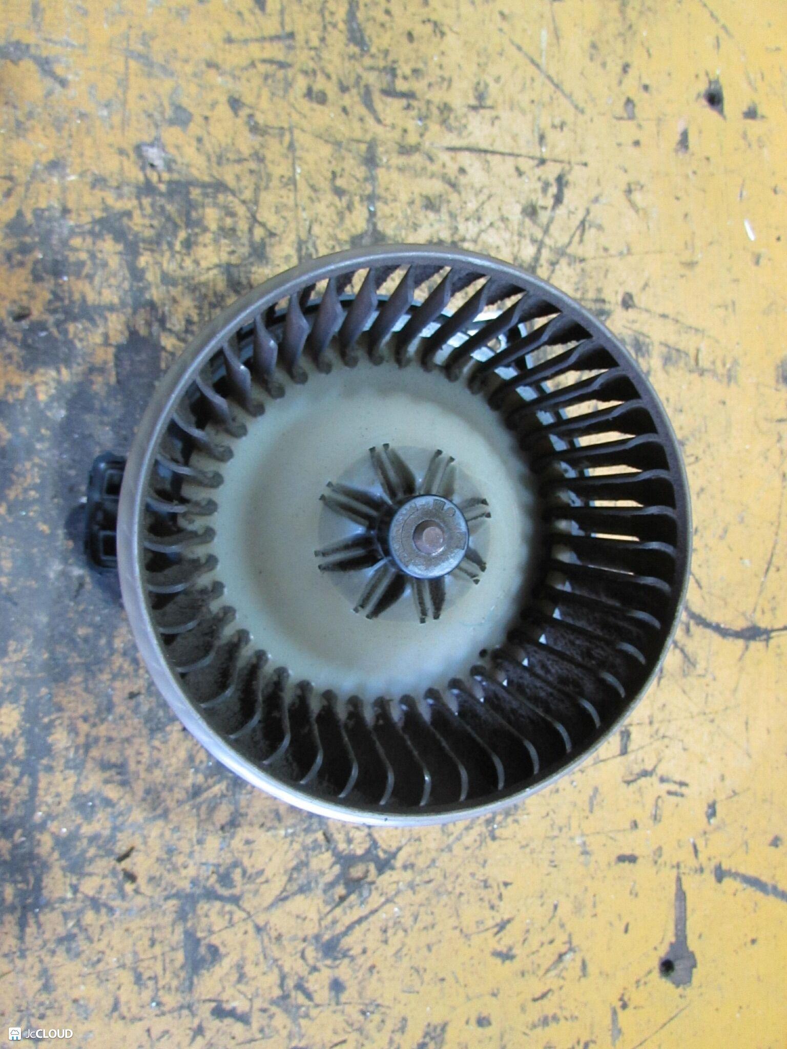 Мотор печки MITSUBISHI FUSO, FUSO FIGHTER K617H, FK71H, FK627, FK628, FK629, FK662, FK616H, FK603, FK612, FK615, FK616, FK617, FK618, FK619, FK, FK622, FK666, FK667, FK668, FK672, FK678, FK727, FK728, FL618, FL628, FL638 6M60, 6M61 2727005050 3 ракур