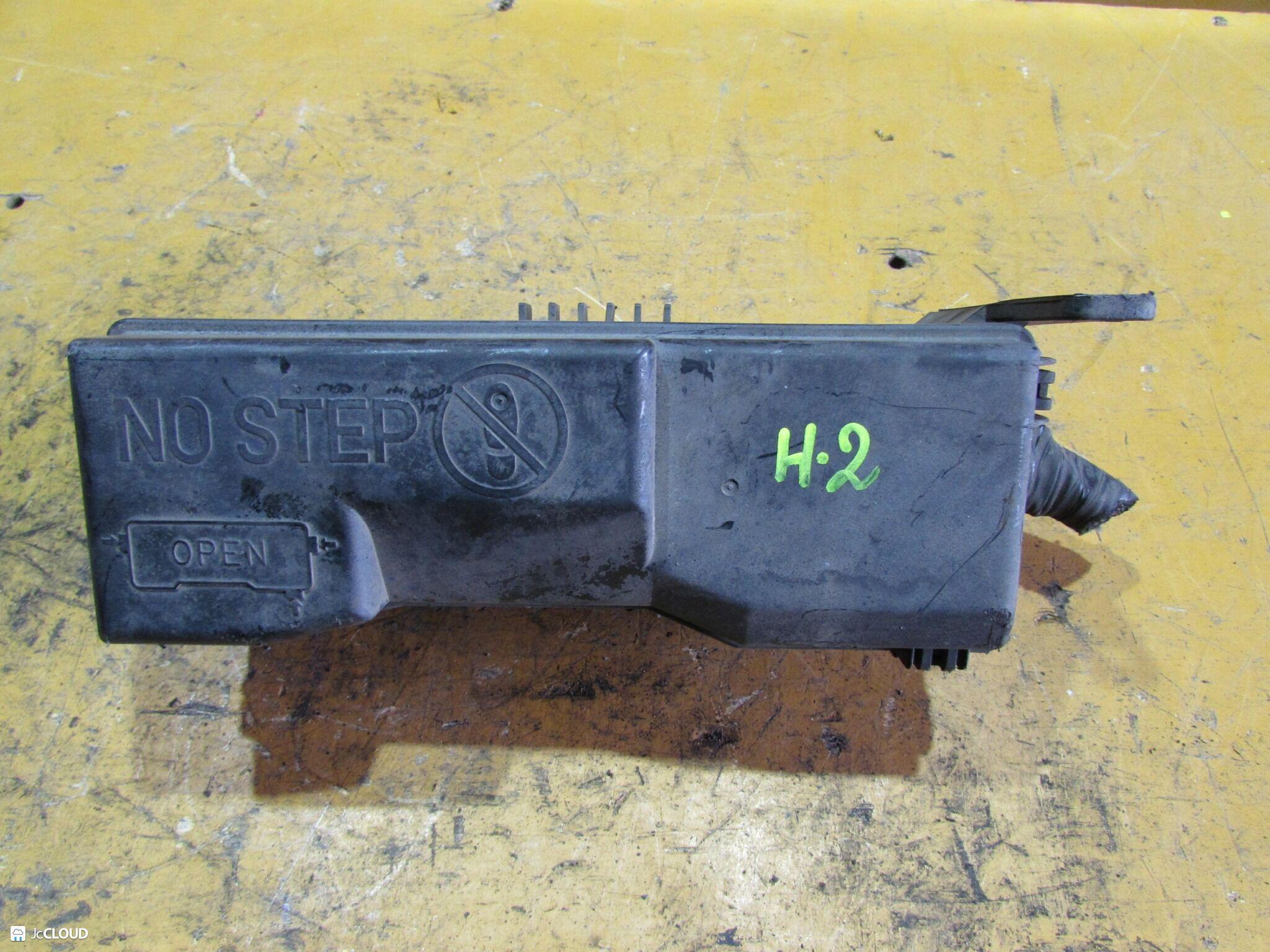 Блок предохранителей ISUZU ELF NKR66E, NHR69, NKR69, NPR66, NHS69 4HF1, 4HG1, 4HL1 ,24V 1 ракурс Блок предохранителей ISUZU ELF NKR66E, NHR69, NKR69, NPR66, NHS69 4HF1, 4HG1, 4HL1 ,24V 1 ракурс